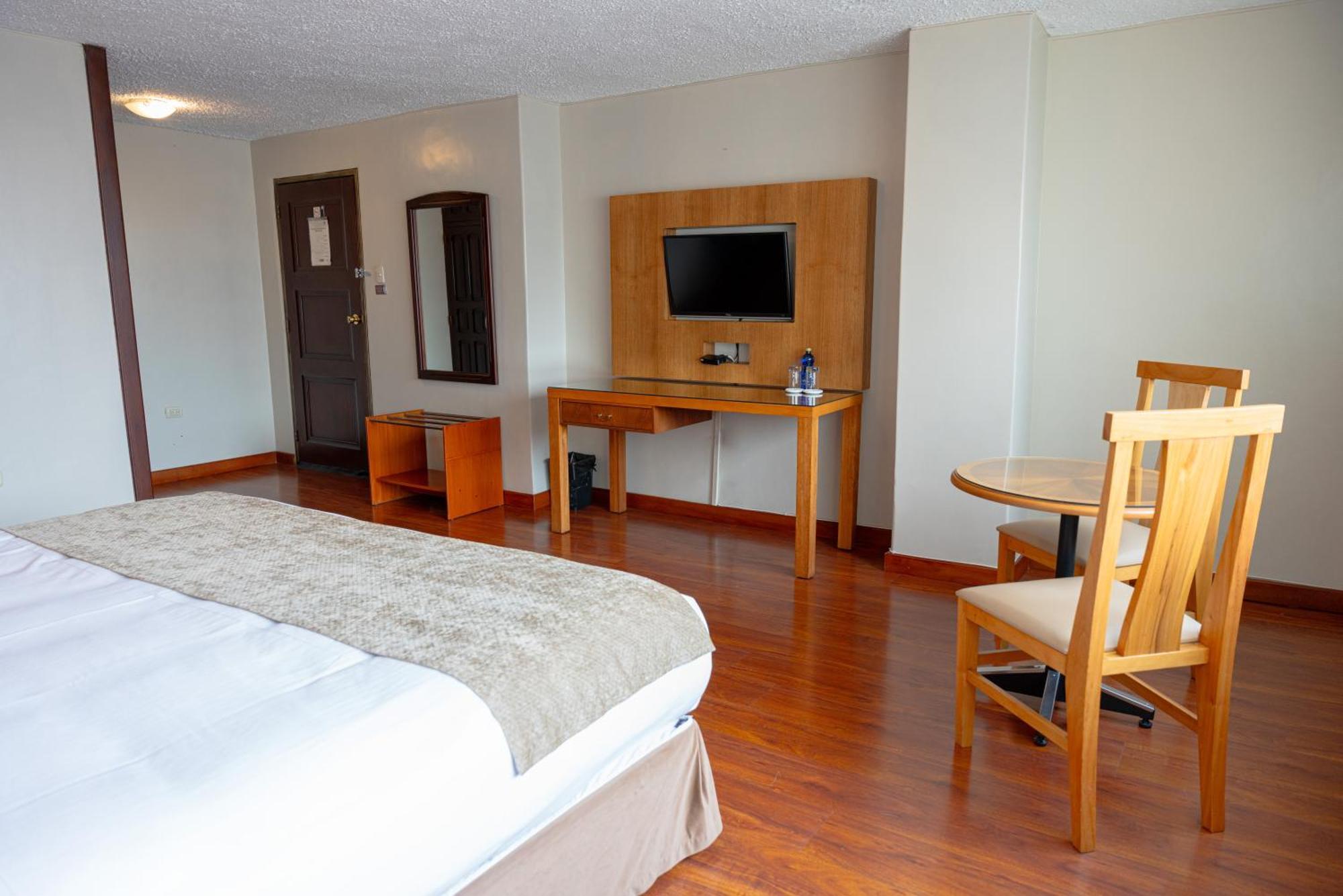 Hotel Santa Monica Cuenca Kültér fotó